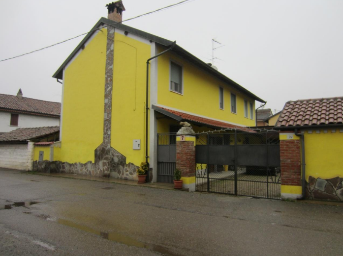 Stabile/Palazzo in vendita a Zeme