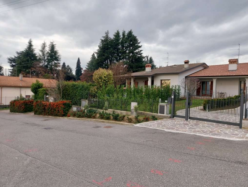 Villa con giardino a Carvico