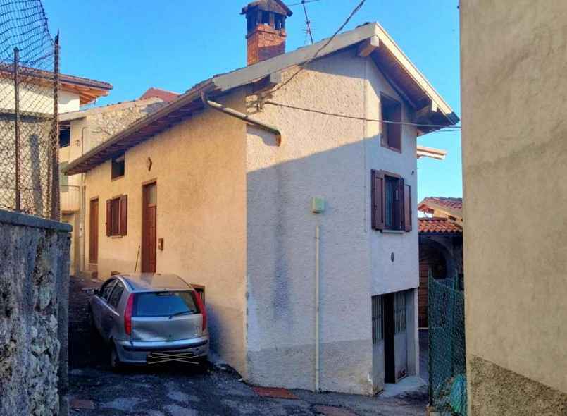 Casa indipendente da ristrutturare a Bossico