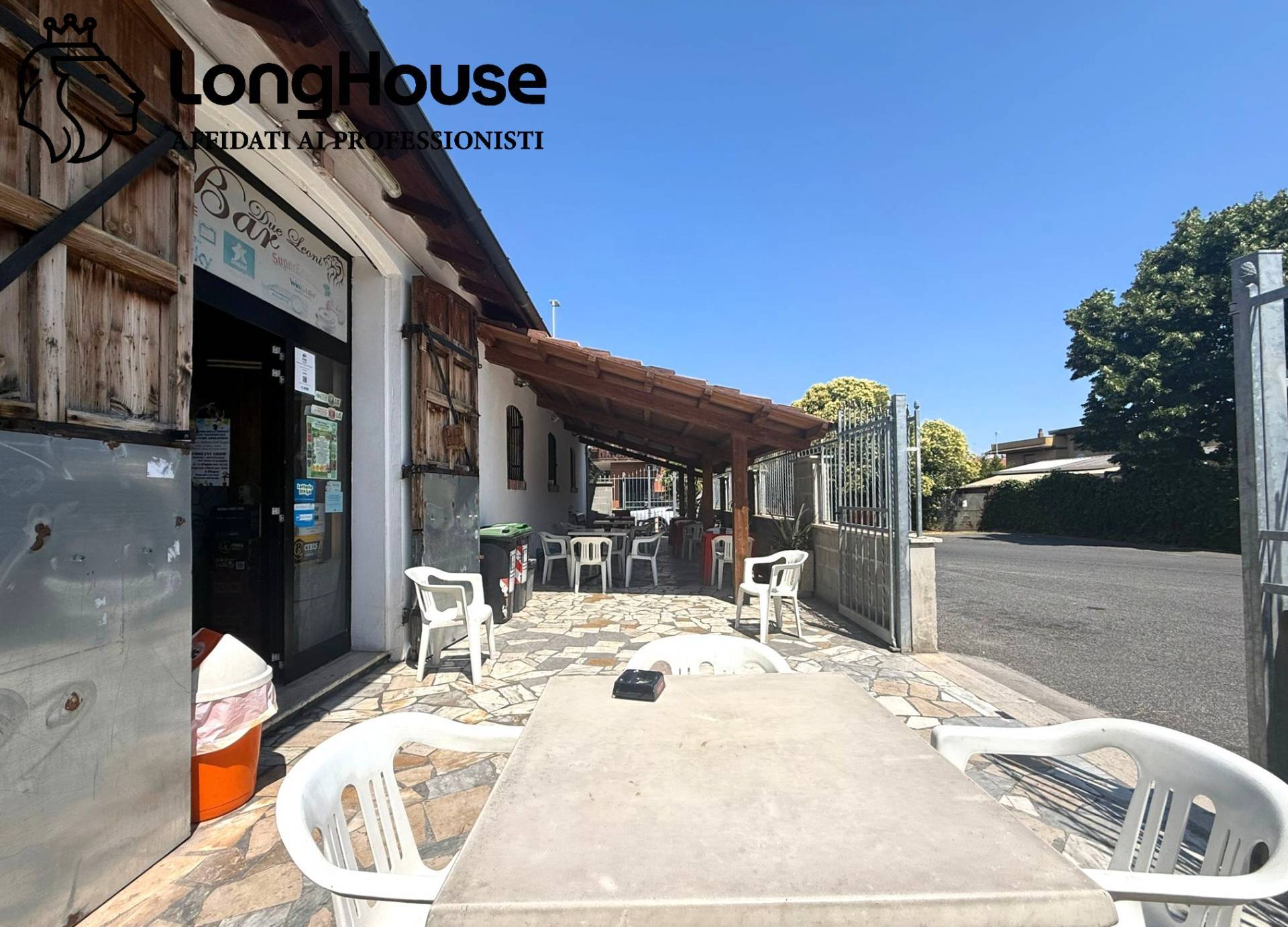 Locale commerciale in vendita a Roma, Due Leoni