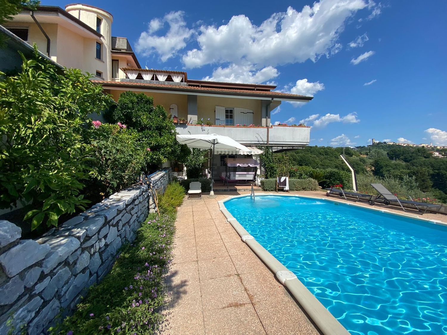 Villa con giardino in via montecchio 70, Castelnuovo Magra