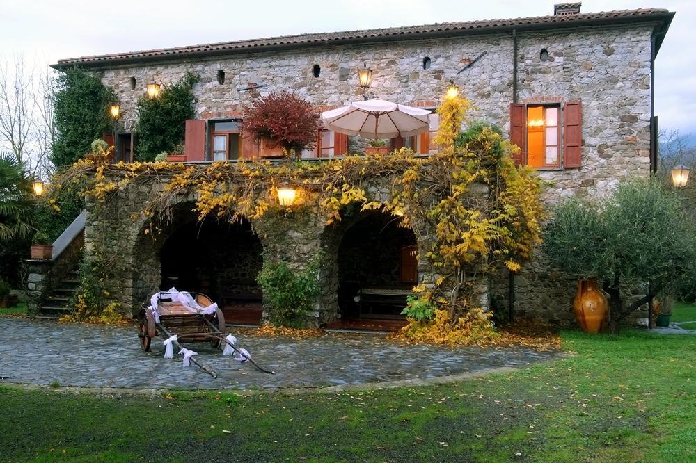 Villa con giardino in mocrone, Villafranca in Lunigiana