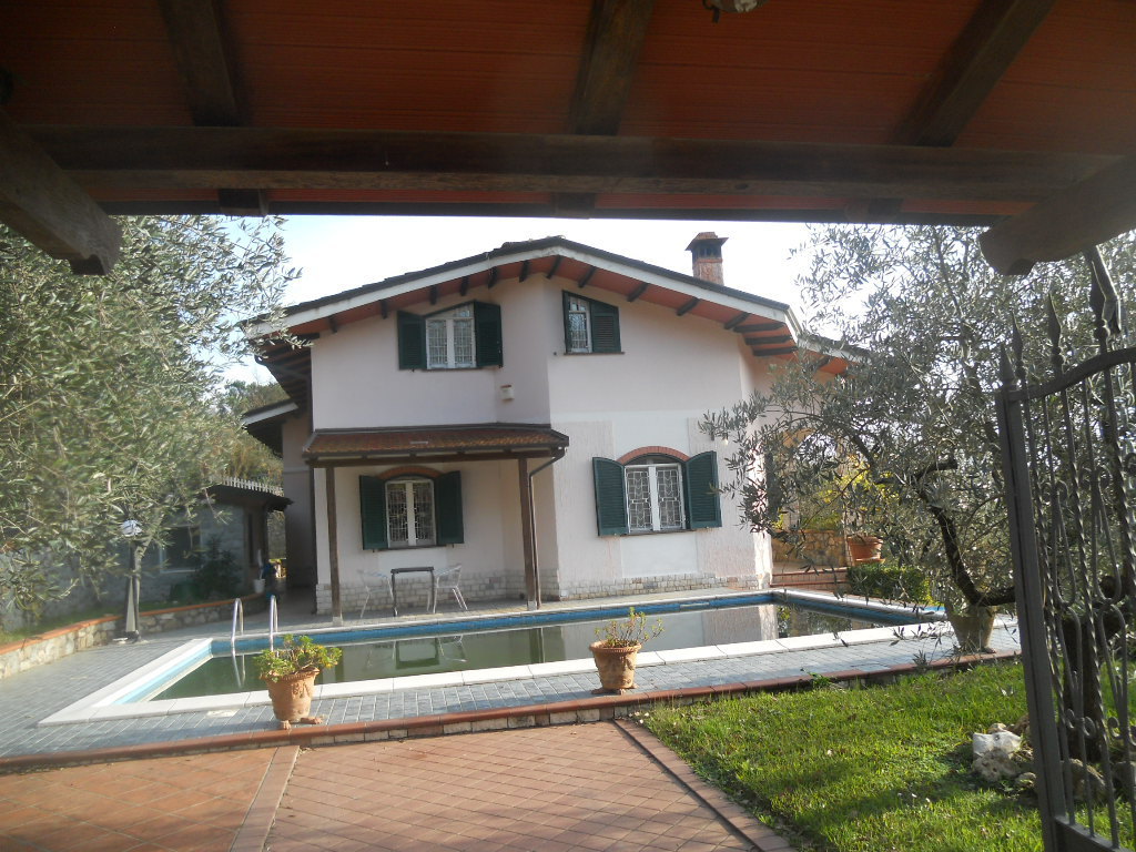 Villa con giardino in via dei pini 40, Castelnuovo Magra