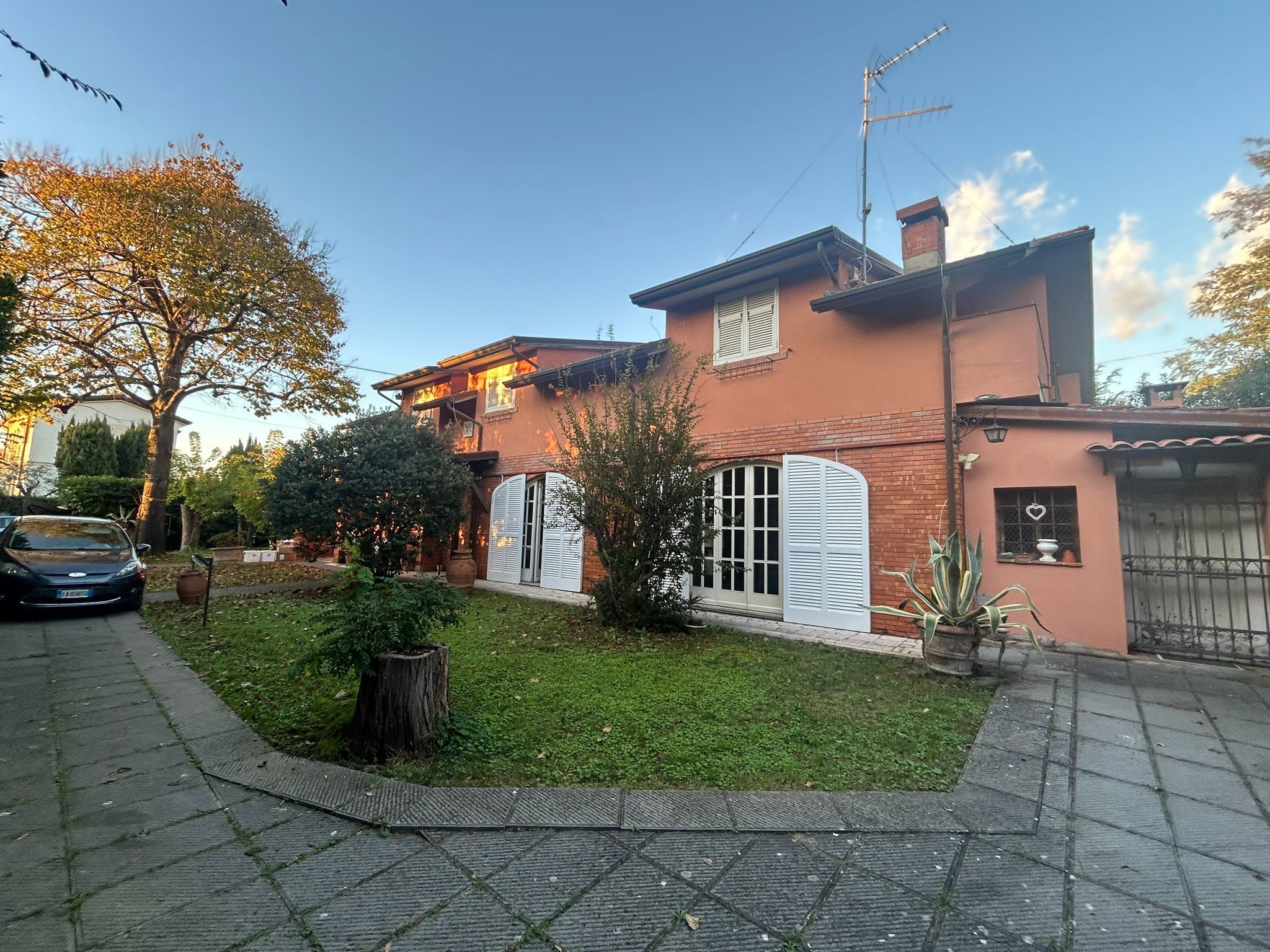 Villa con giardino in via madonnina 25, Ortonovo