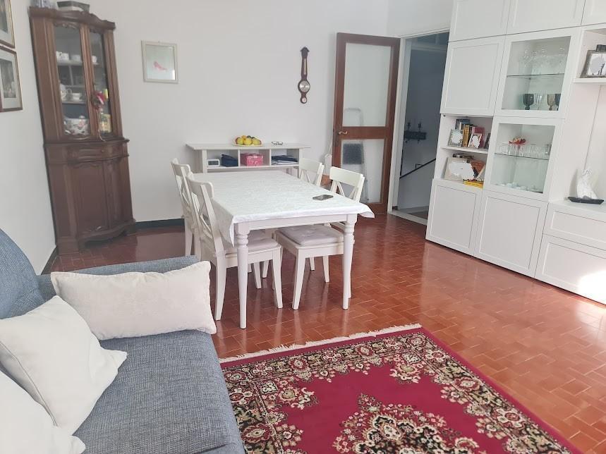 Casa indipendente con giardino in viale xx settembre 173, Carrara