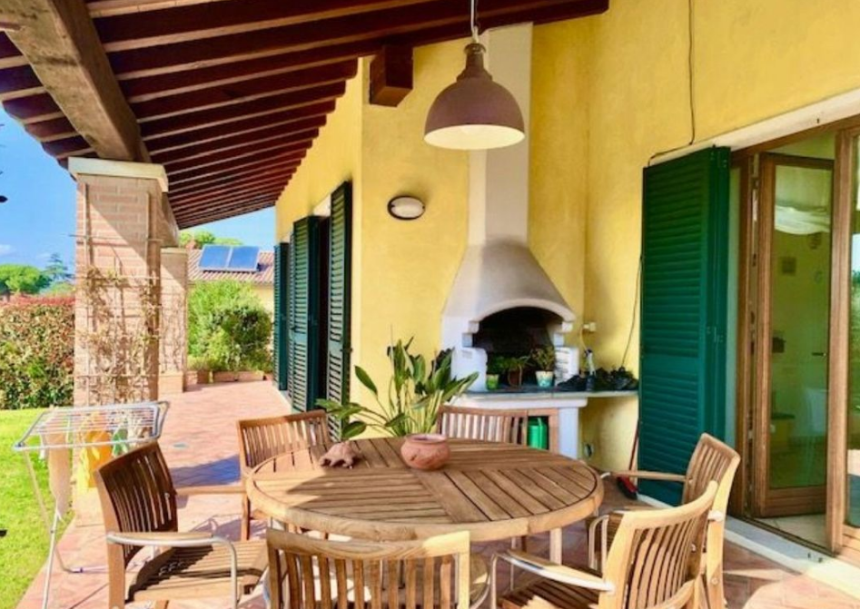 Villa con giardino in via cantinone, Ortonovo