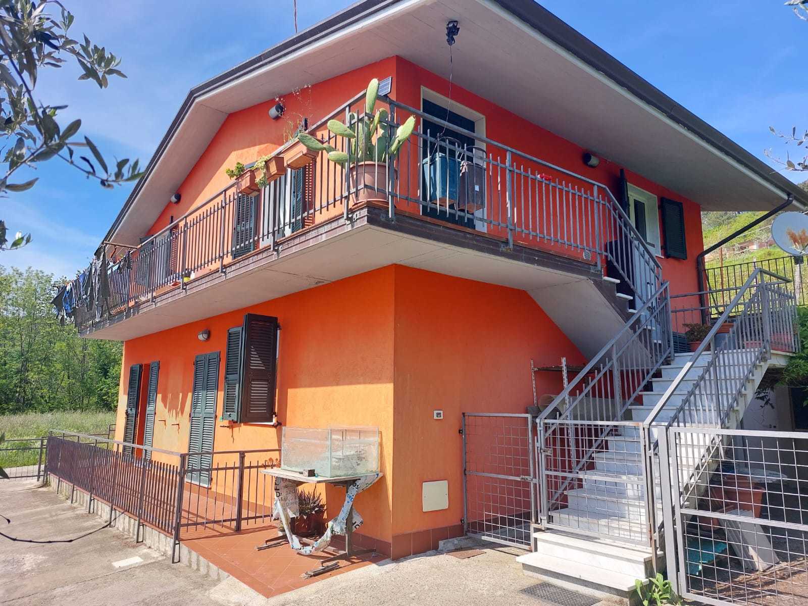 Villa con giardino in via prulla 20, Sarzana