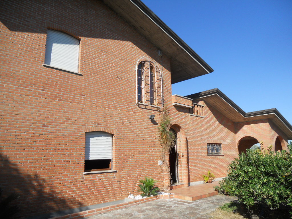 Villa con giardino in via luni 36, Ortonovo