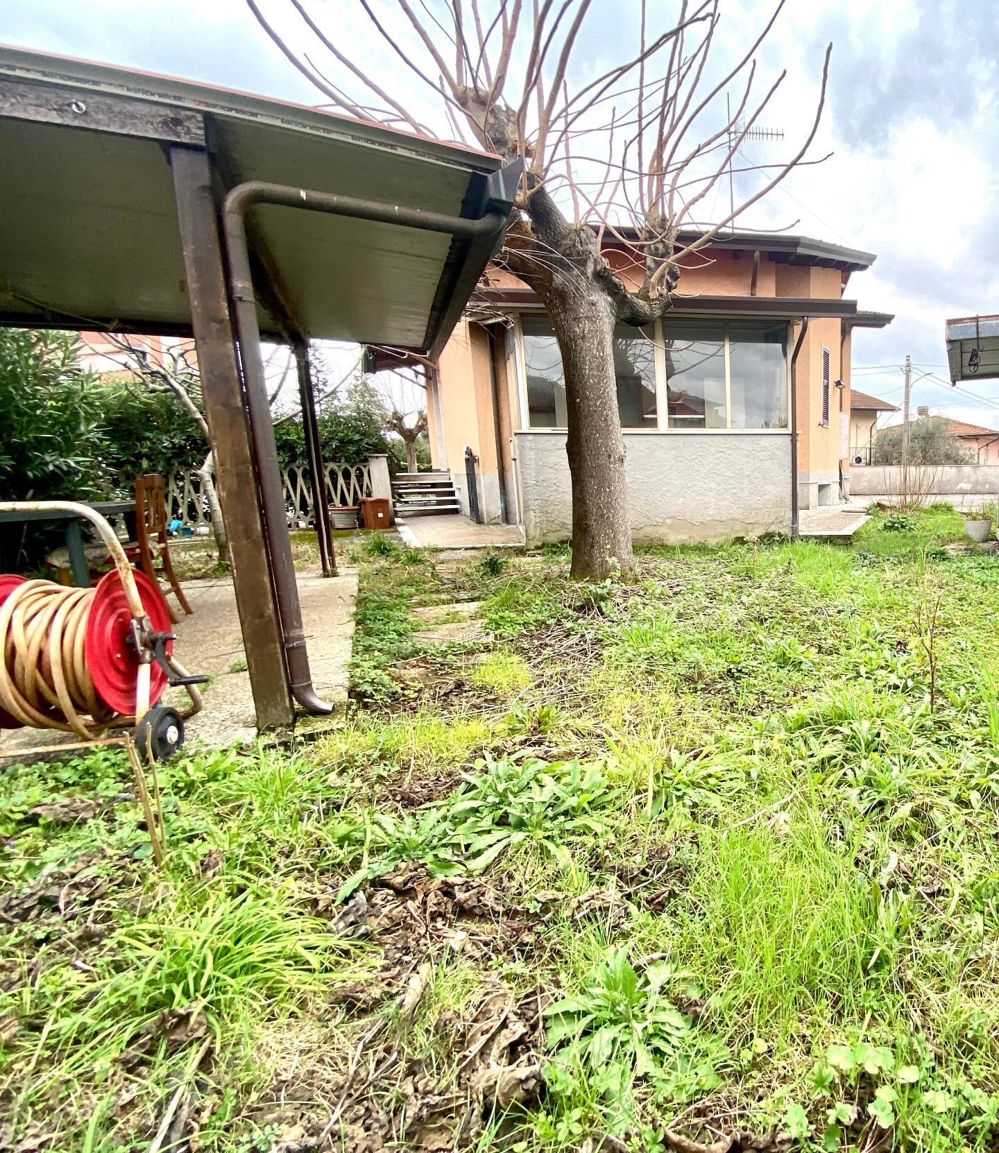 Villetta a schiera con giardino in via della pace 61, Castelnuovo Magra