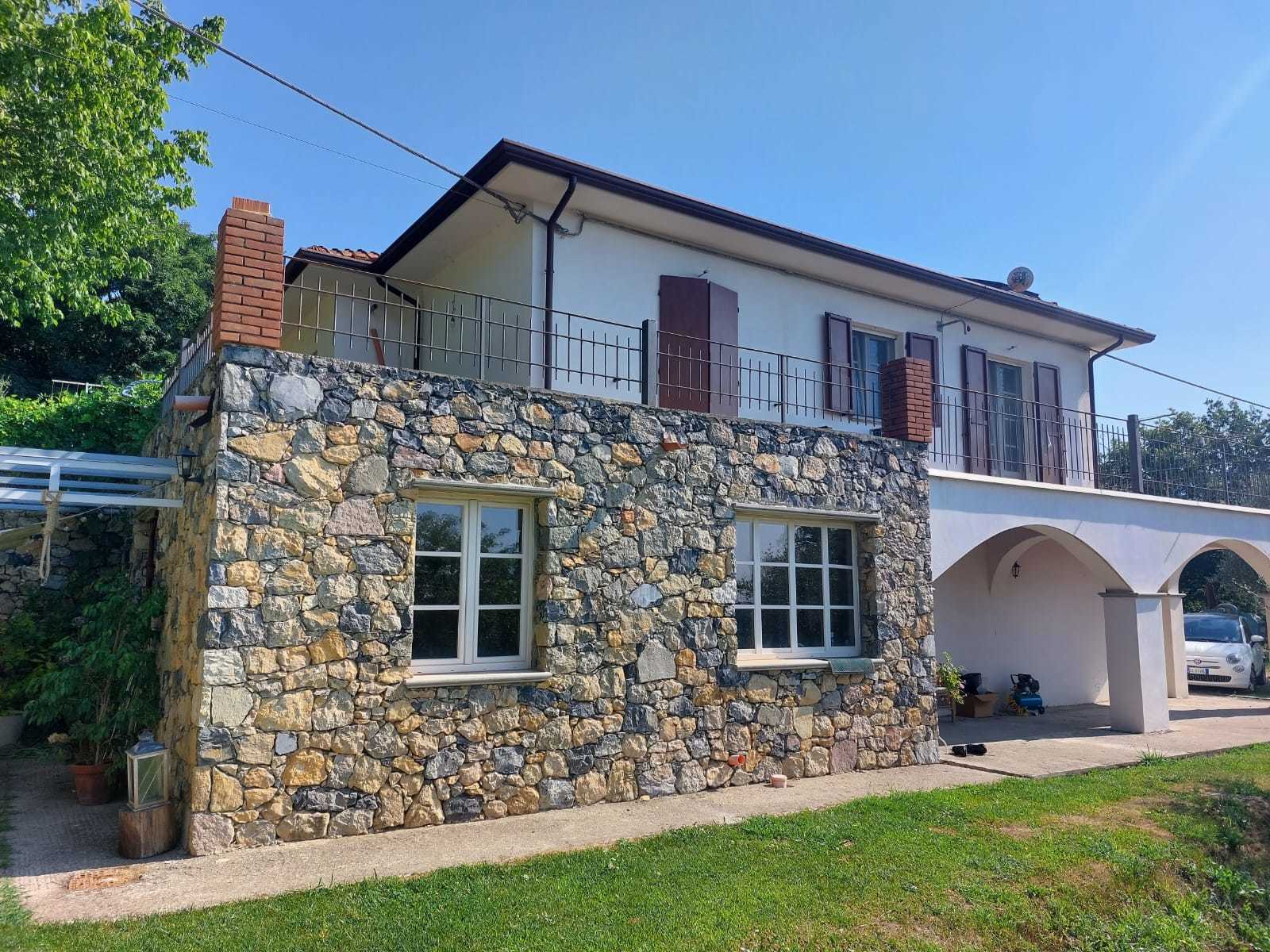 Villa con giardino in via alla fortezza, Sarzana