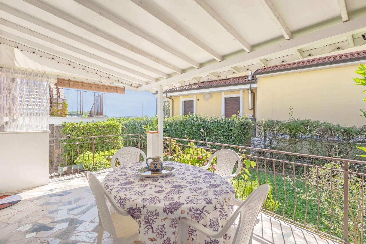 Quadrilocale con giardino in via don celsi 5, Ameglia