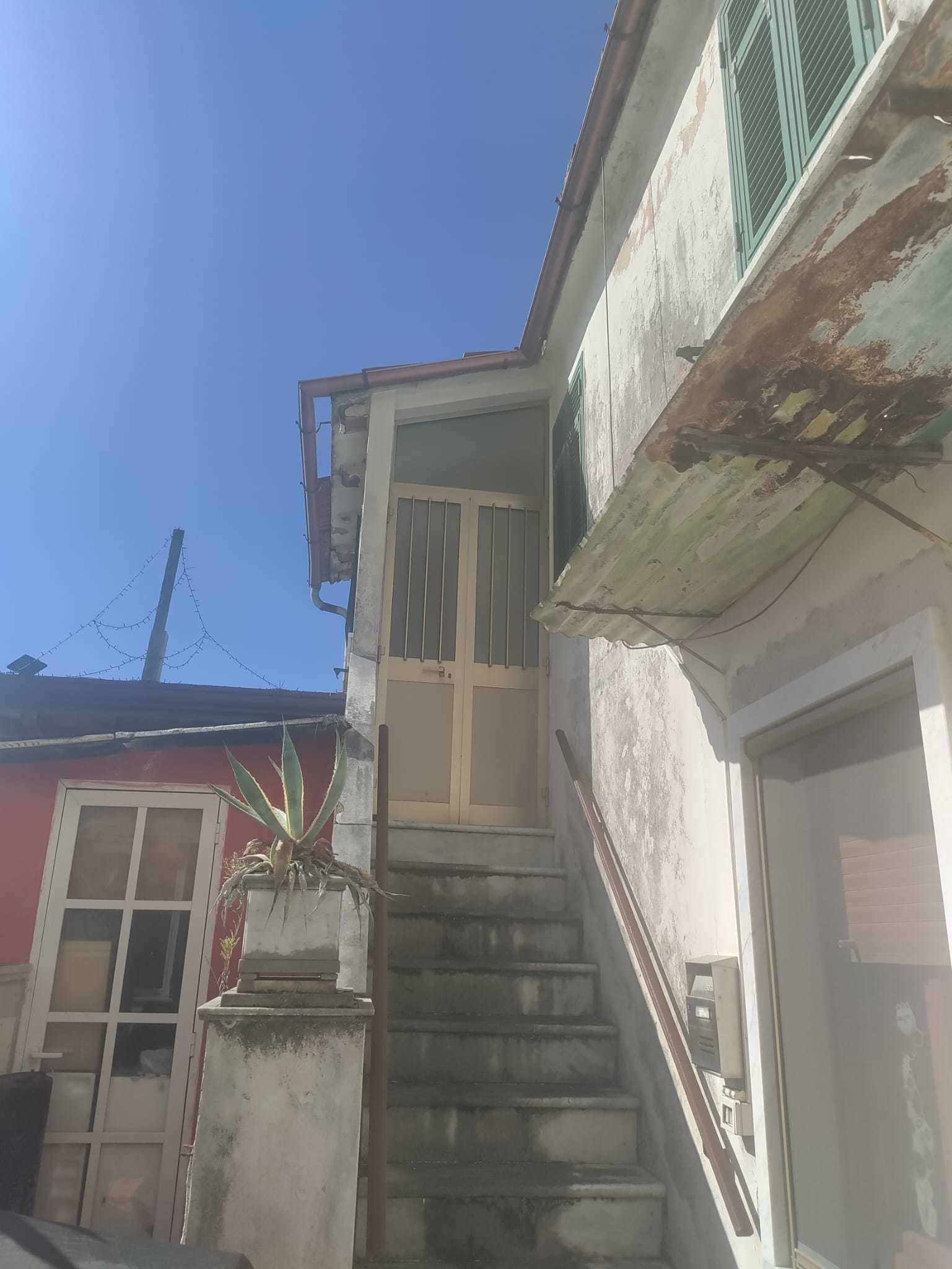 Casa indipendente da ristrutturare in via montebello 35, Carrara