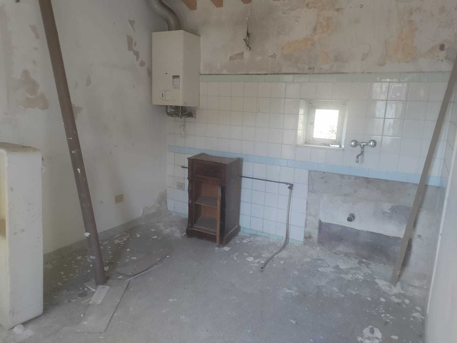 Casa indipendente da ristrutturare in via montebello 35, Carrara