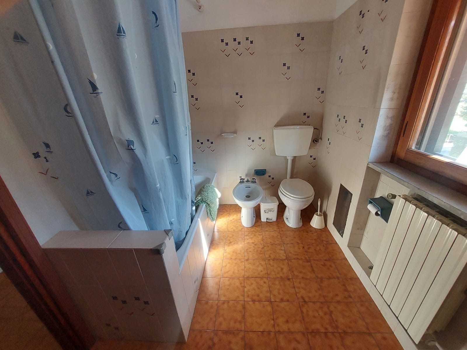 Casa indipendente con giardino in via luigi einaudi 30, Ameglia