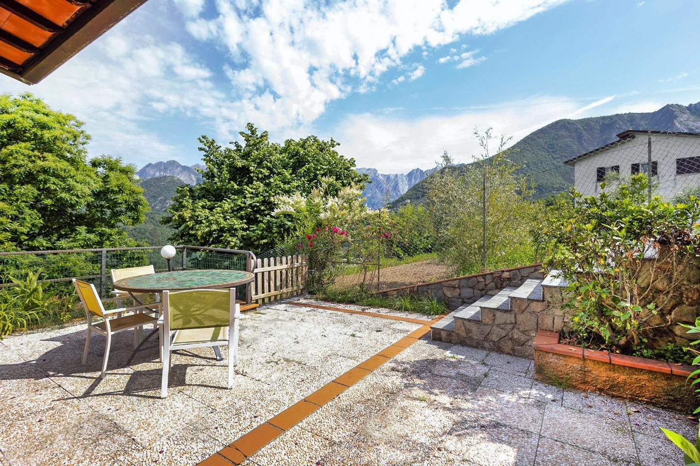 Villetta a schiera con giardino in via piagola 24, Massa