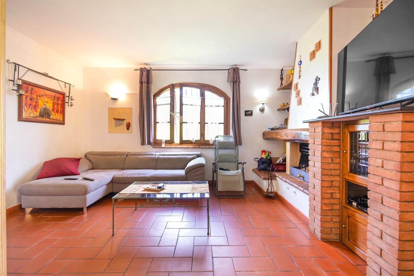 Villetta a schiera con giardino in via piagola 24, Massa