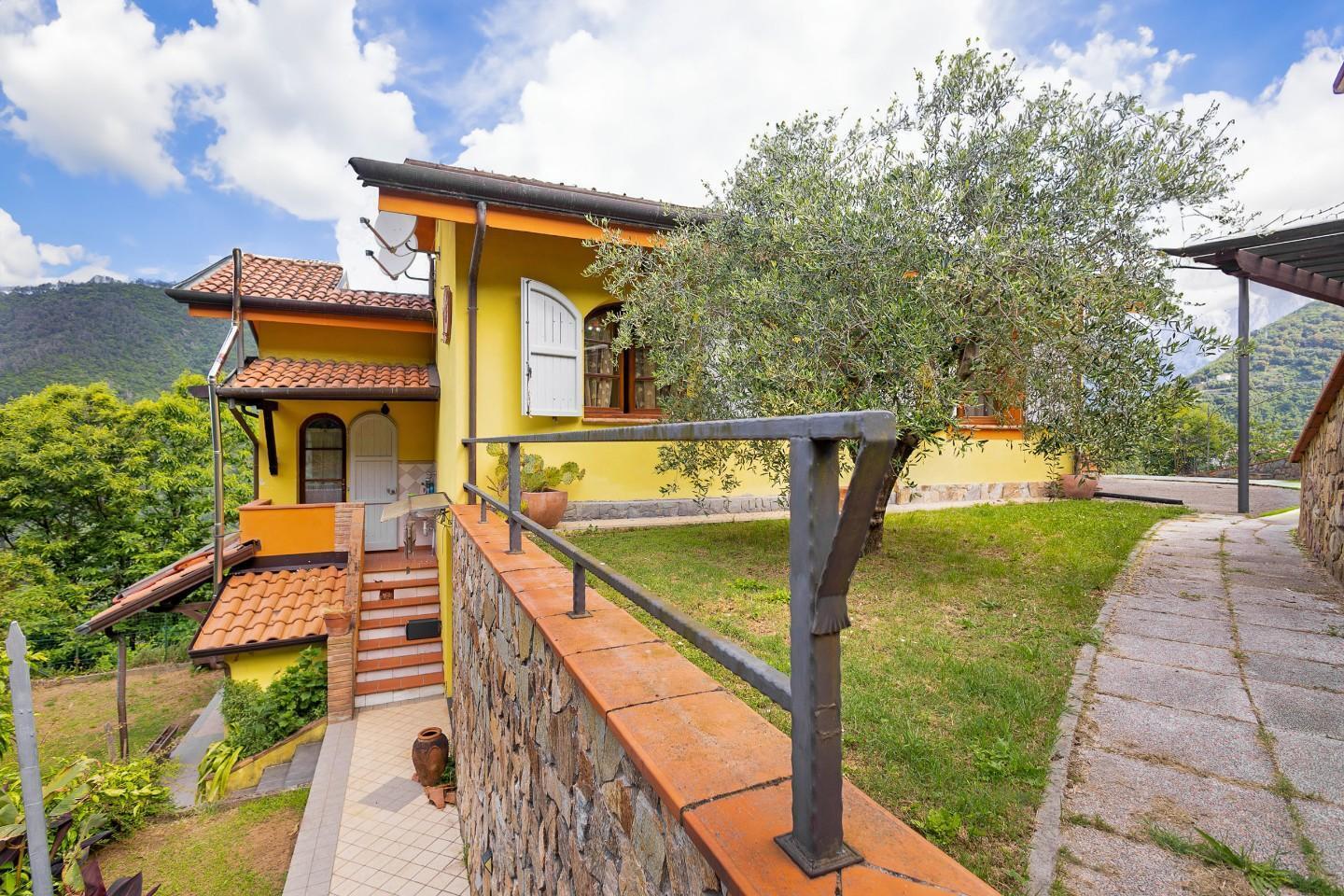 Villetta a schiera con giardino in via piagola 24, Massa