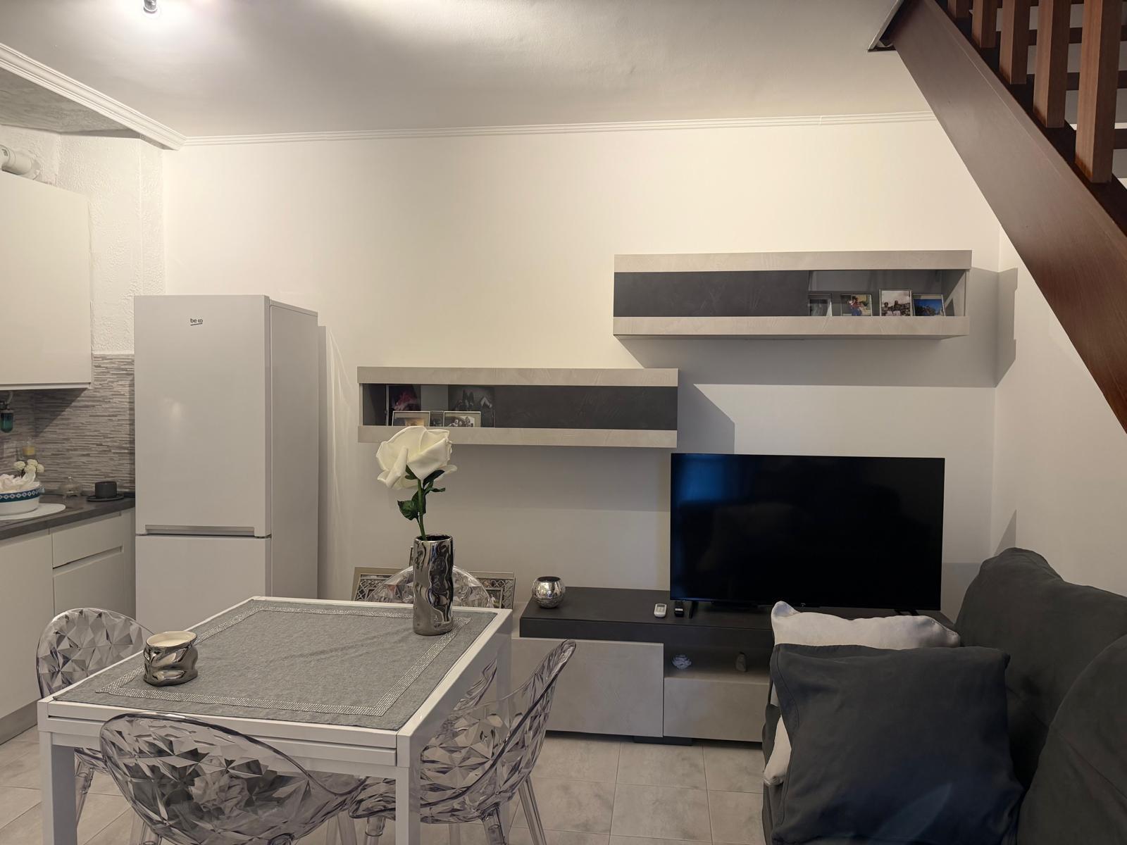 Casa indipendente con terrazzi in via fratelli cervi 4, Ortonovo