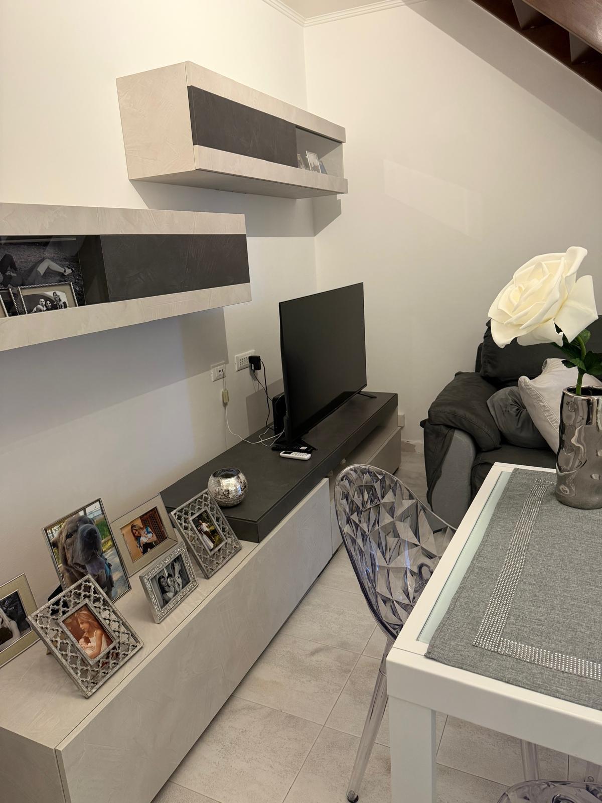 Casa indipendente con terrazzi in via fratelli cervi 4, Ortonovo