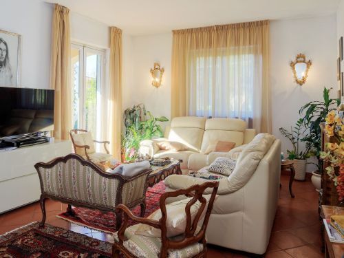 Casa indipendente con giardino in viale xx settembre 25, Carrara