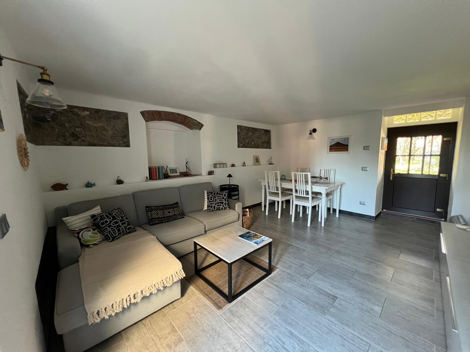 Casa indipendente con giardino in via canale 193, Castelnuovo Magra