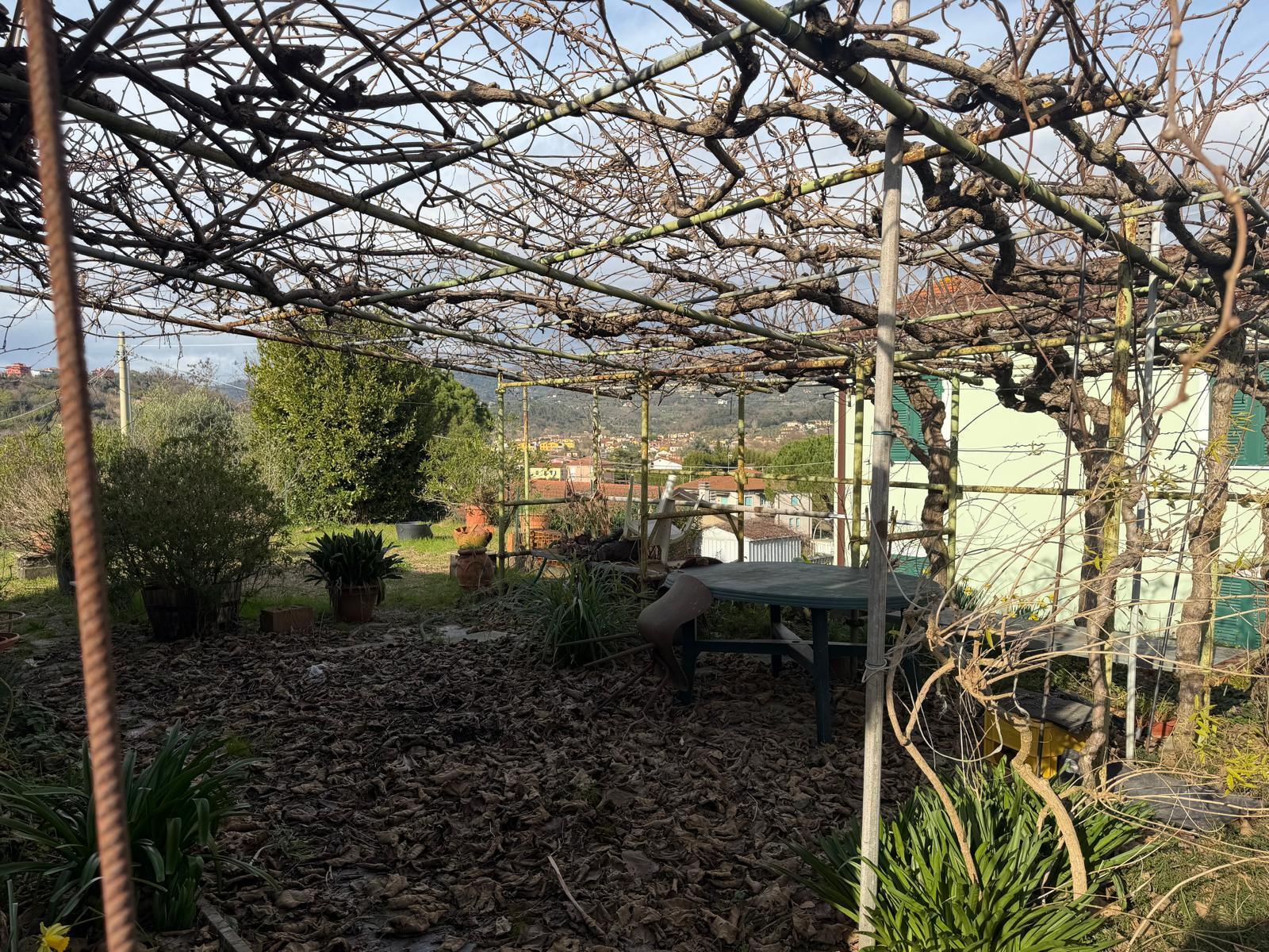 Casa indipendente con giardino in via mazzincollo 35-19, Sarzana