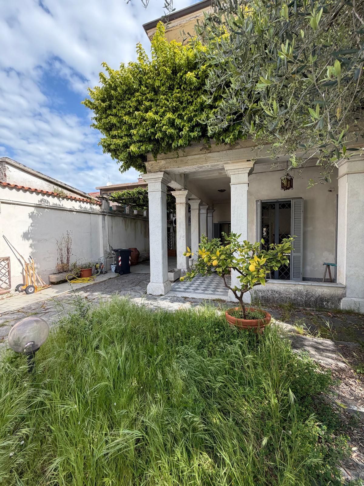 Villa con giardino in via firenze 48, Carrara