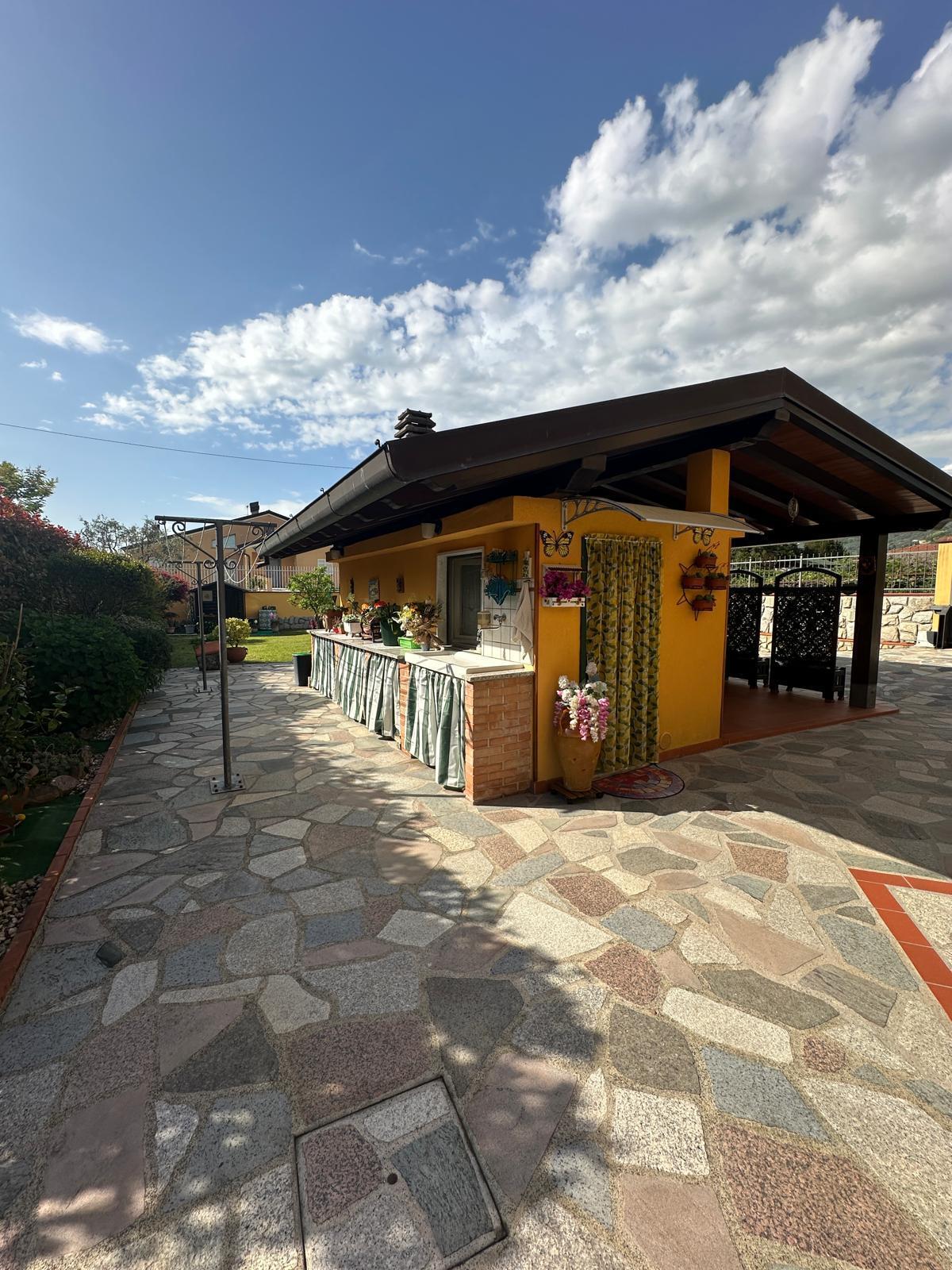 Villa con giardino in via della resistenza 38, Castelnuovo Magra