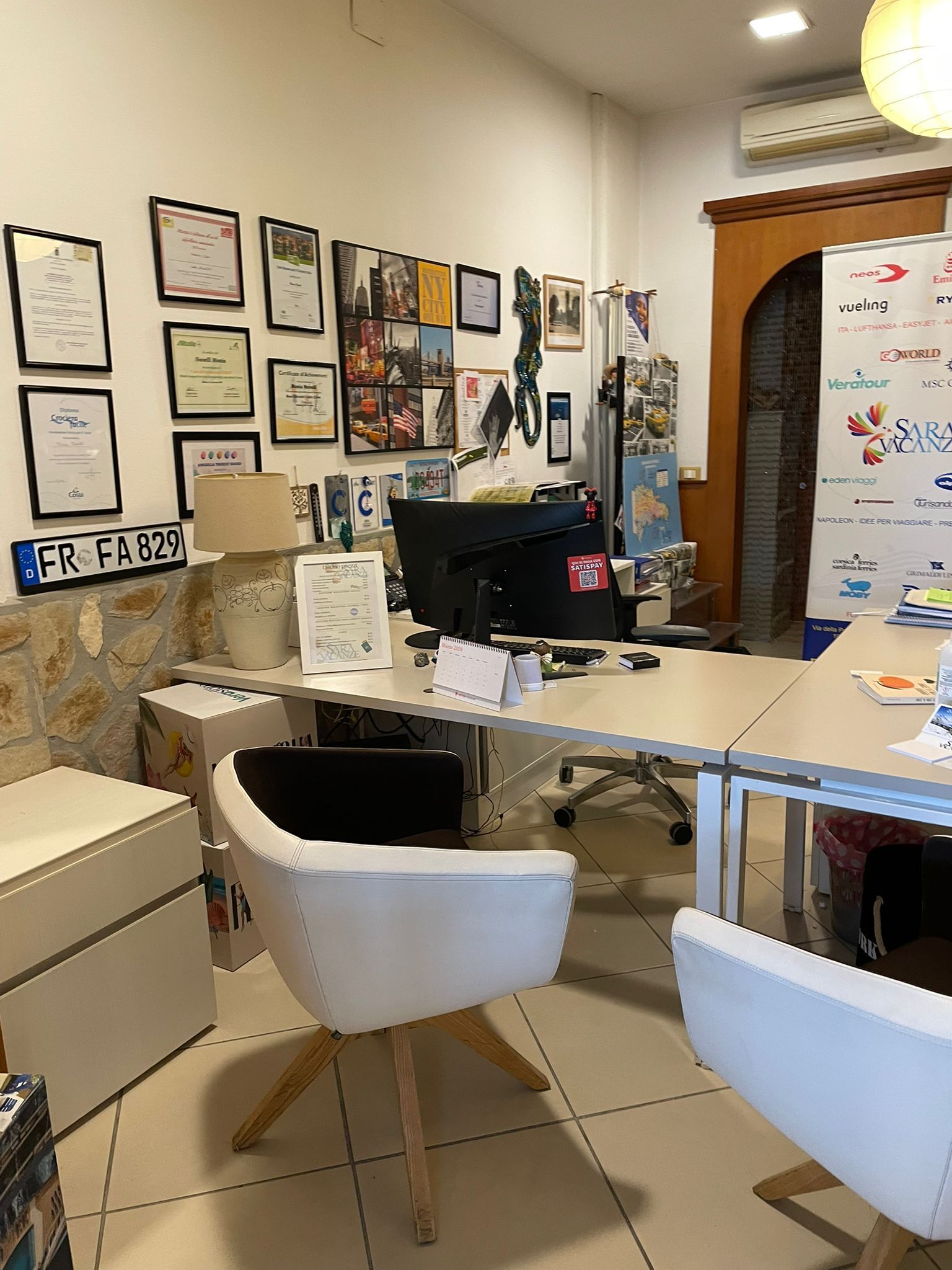 Locale commerciale in vendita in via della pace i, Castelnuovo Magra