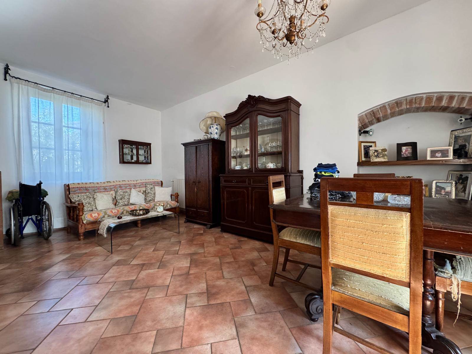 Villa con giardino in isola, Ortonovo