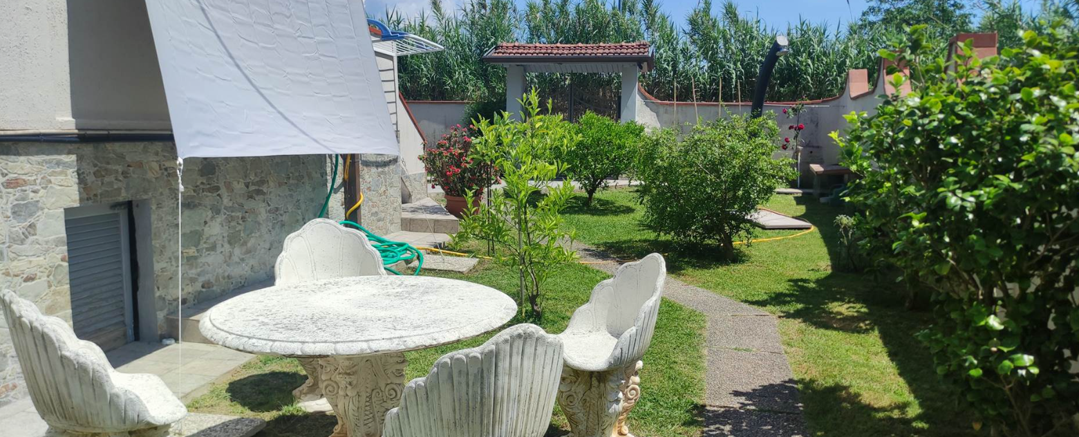 Casa indipendente con giardino in via dogana 23, Ortonovo