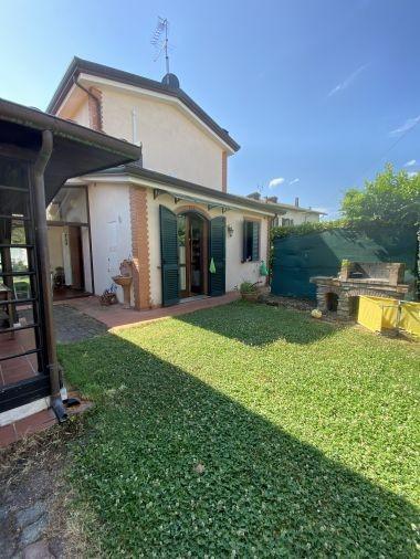 Casa indipendente con giardino in via ronzano, Sarzana