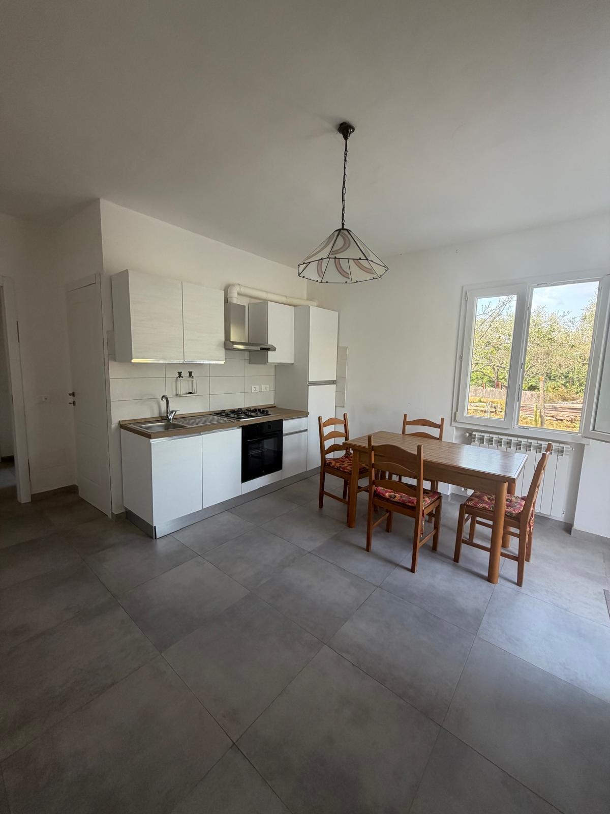 Casa indipendente con giardino in via nave 17, Sarzana