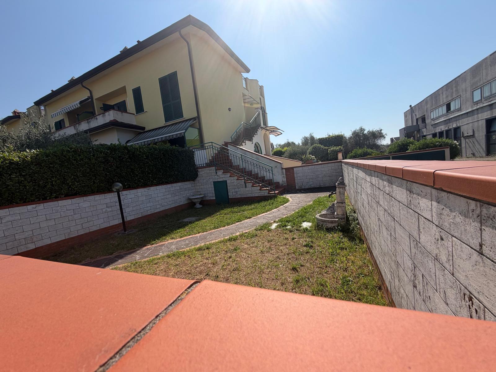 Villetta a schiera con giardino in via larga 37, Ortonovo