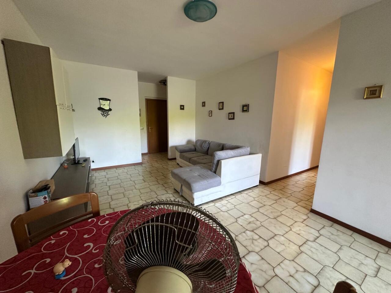Trilocale con terrazzo in via fratelli rosselli, Ortonovo