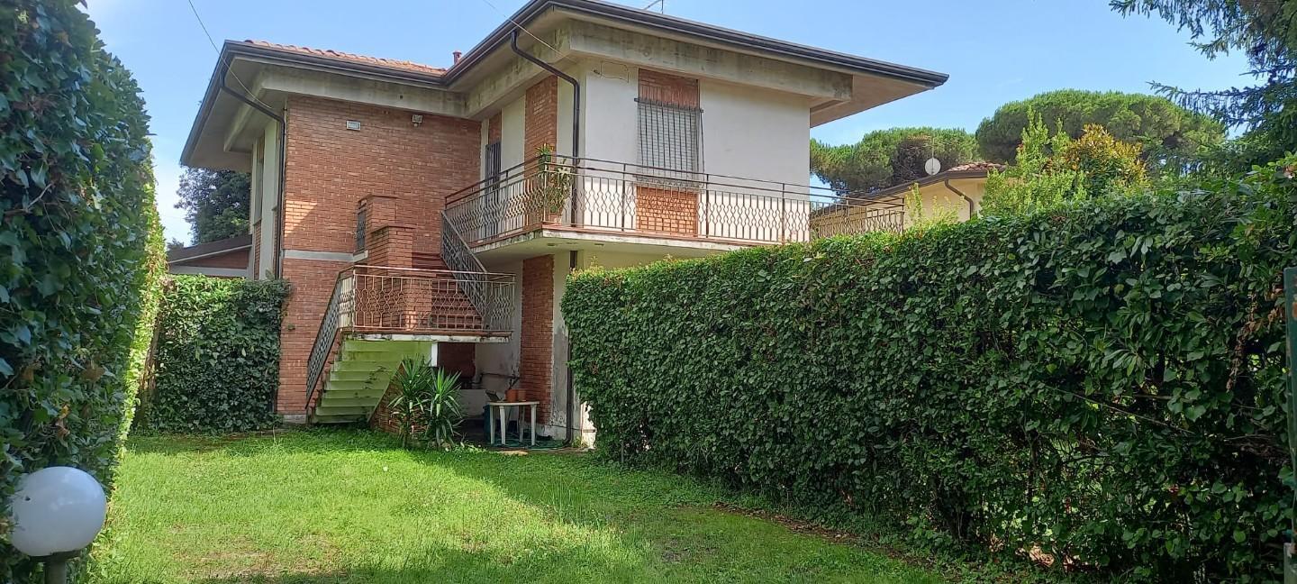 Casa indipendente con giardino in via livorno 34, Massa