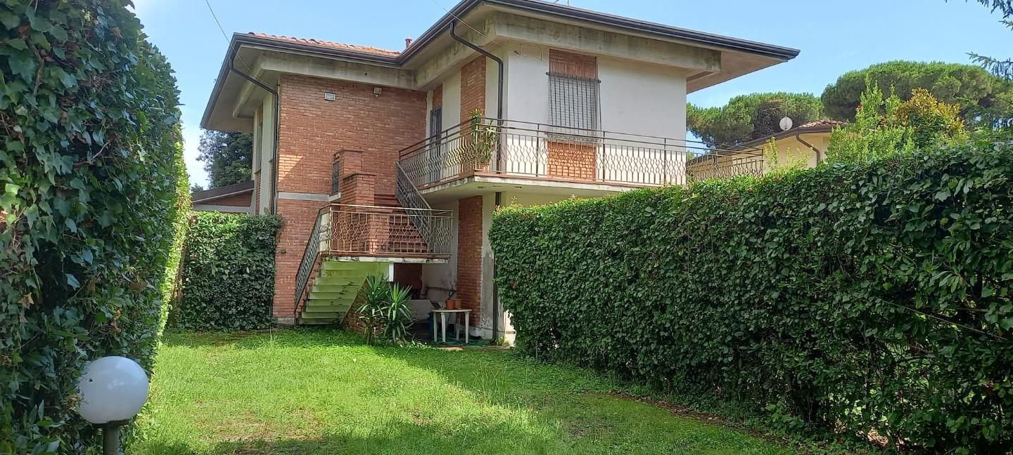 Casa indipendente con giardino in via livorno 34, Massa