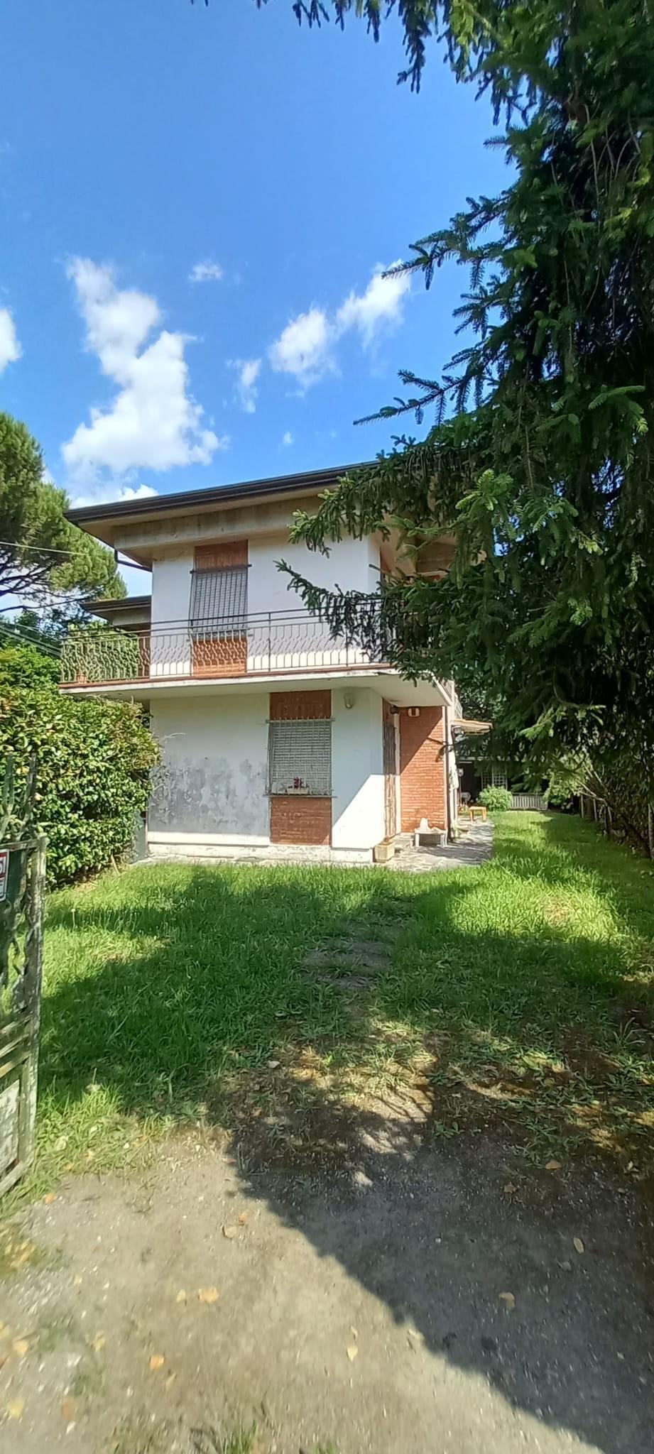 Casa indipendente con giardino in via livorno 34, Massa