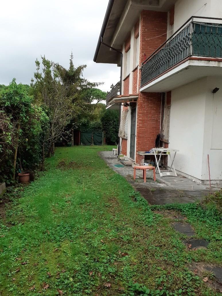 Casa indipendente con giardino in via livorno 34, Massa