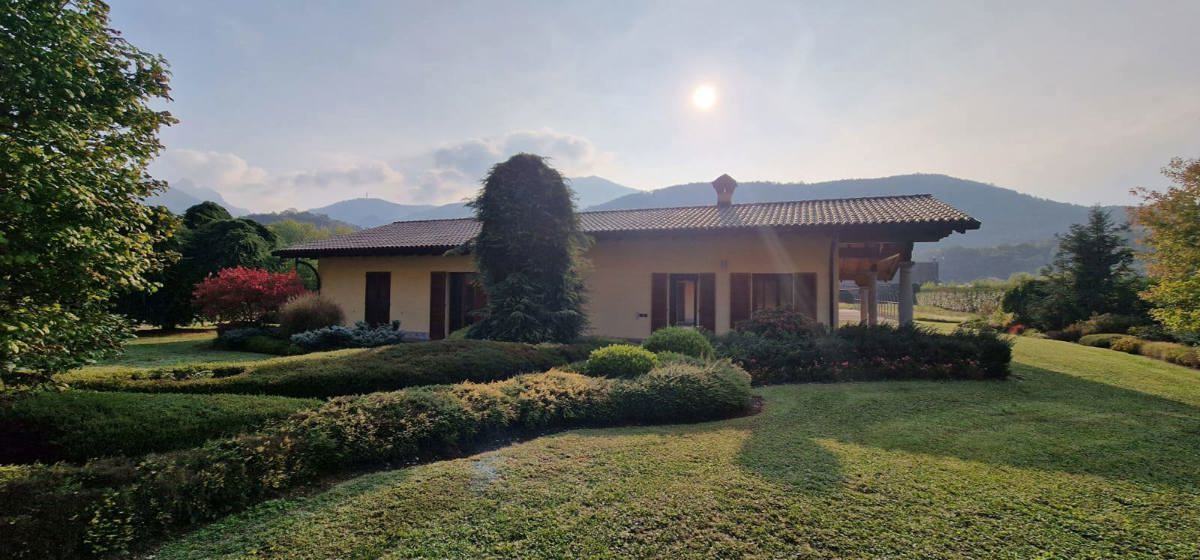 Villa con giardino in via per asso snc, Caslino d'Erba