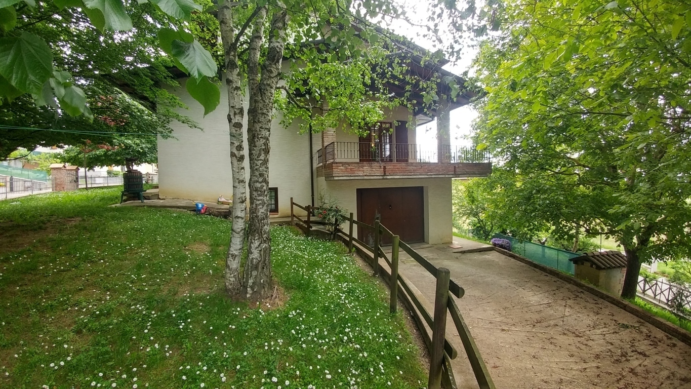 Villa con giardino in via dei tozzi 149, Zocca