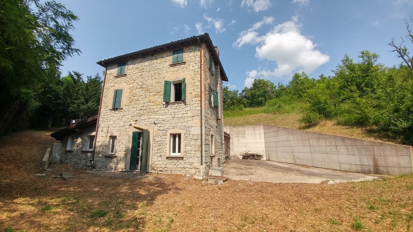 Rustico con giardino in piazza san vitale 40, Zocca
