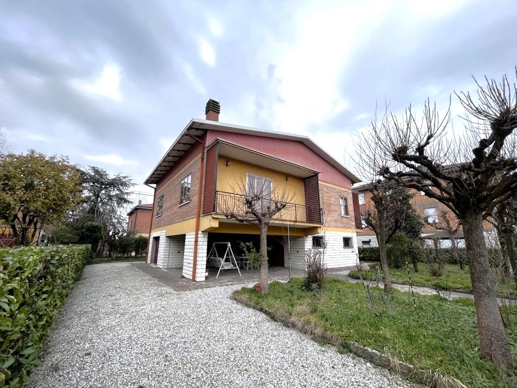 Villa con giardino in via delle ortensie 35, Modena