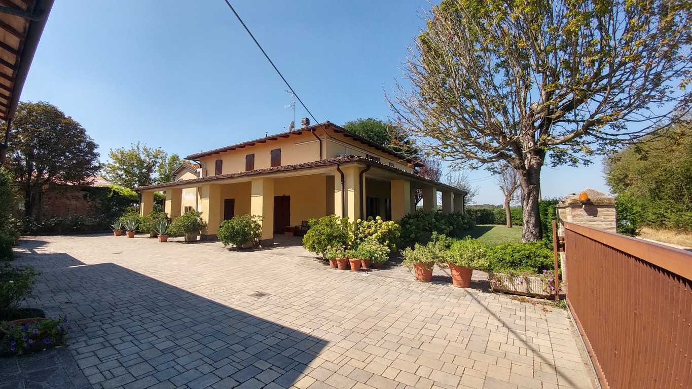 Villa con giardino in stradello giovanardi 95, Modena