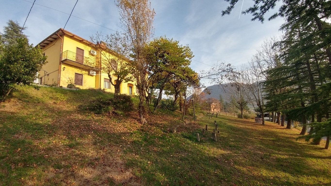 Villa con giardino in via pescaroggio, Zocca