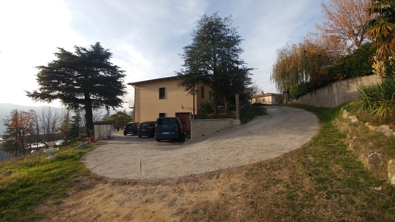 Villa con giardino in via pescaroggio, Zocca