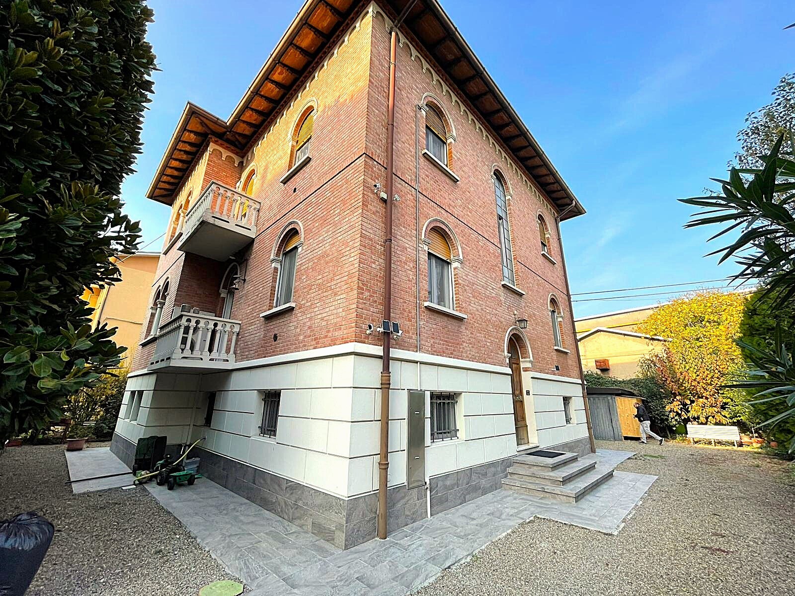 Casa indipendente con box in via casoli, Modena