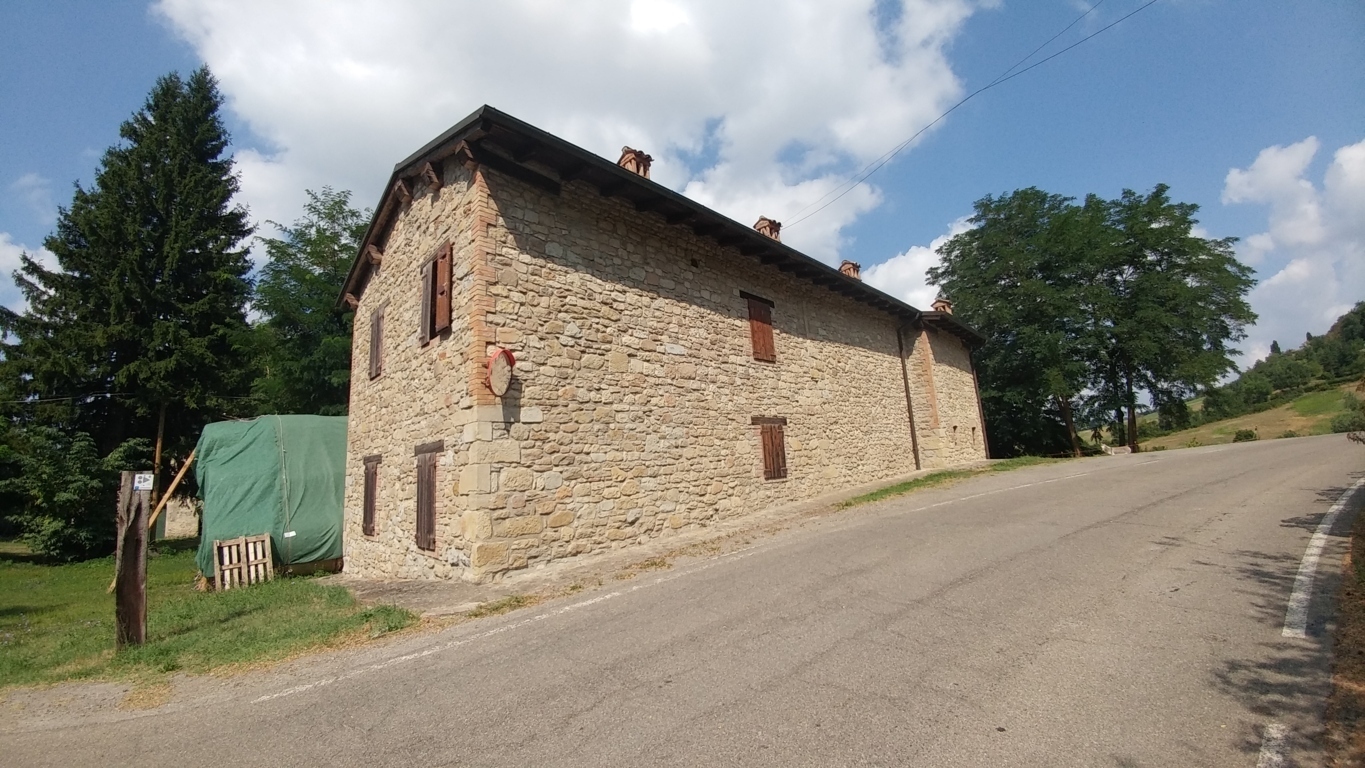 Rustico con giardino in via villa 121, Castel d'Aiano