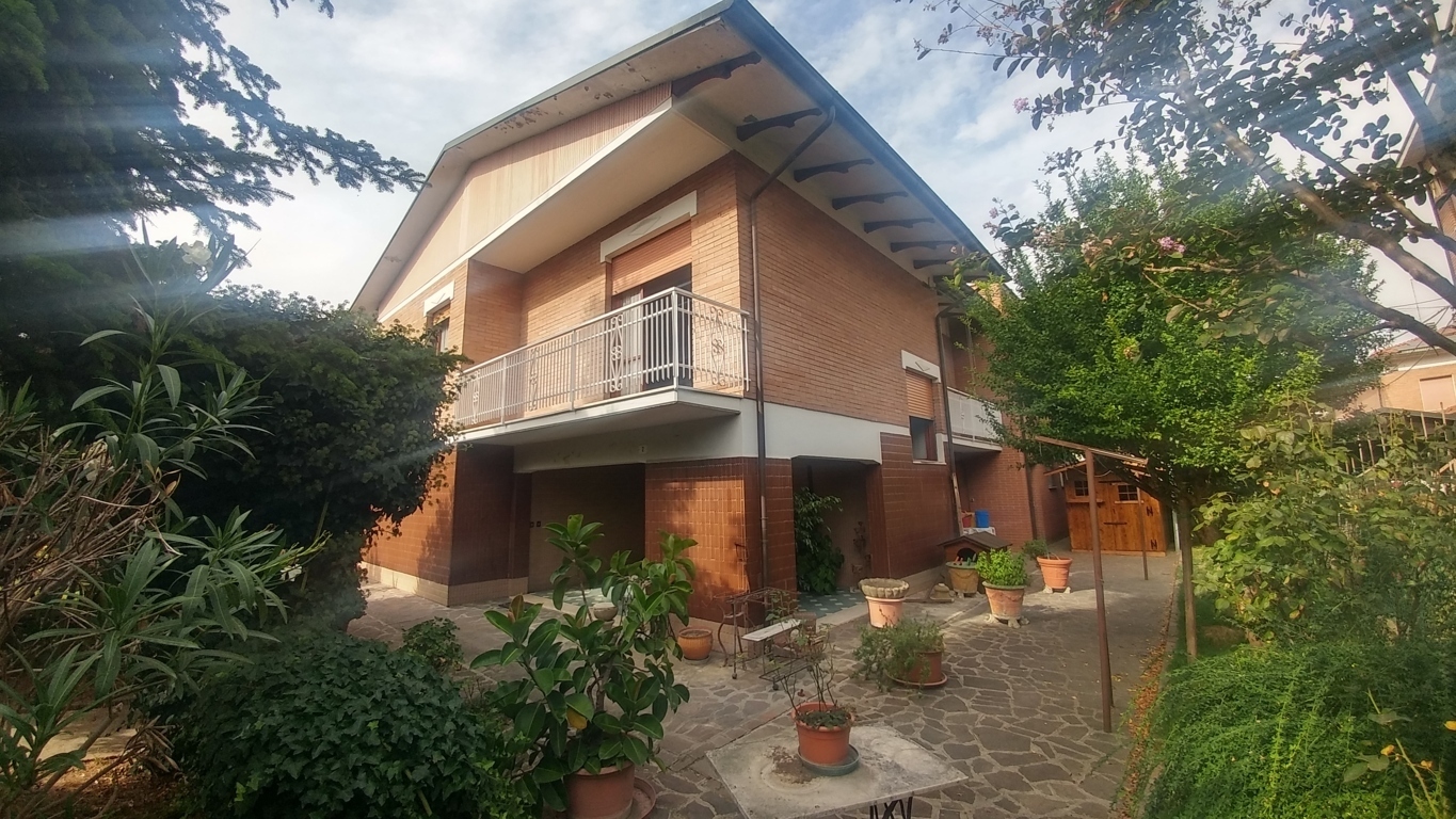 Casa indipendente con giardino in via san lorenzo 46, Castelnuovo Rangone