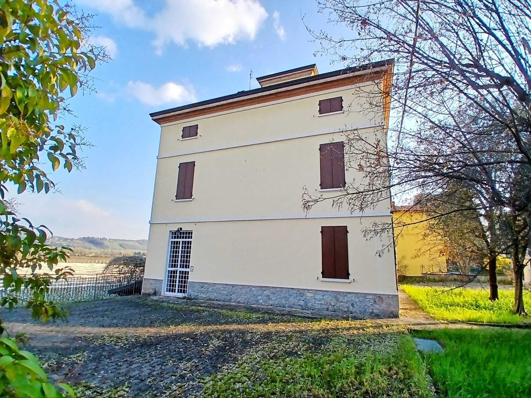 Villa con giardino in via modenese 1205, Vignola
